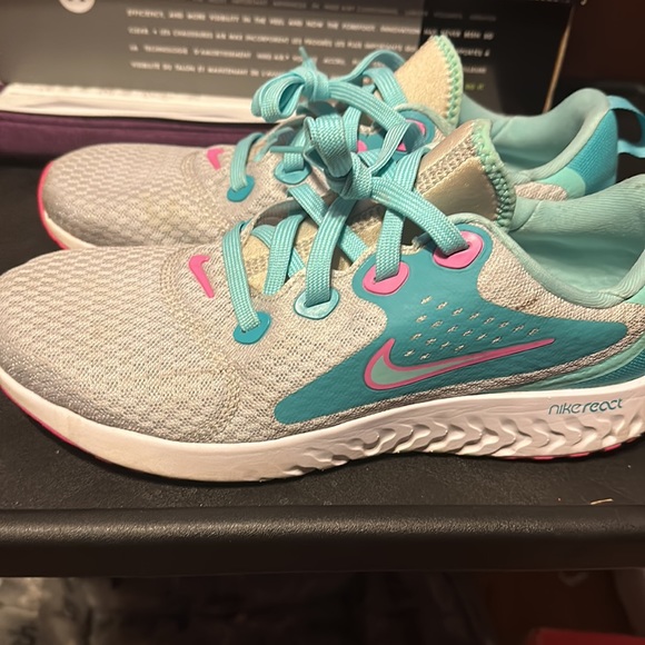 Nike - Picture 2 of 4